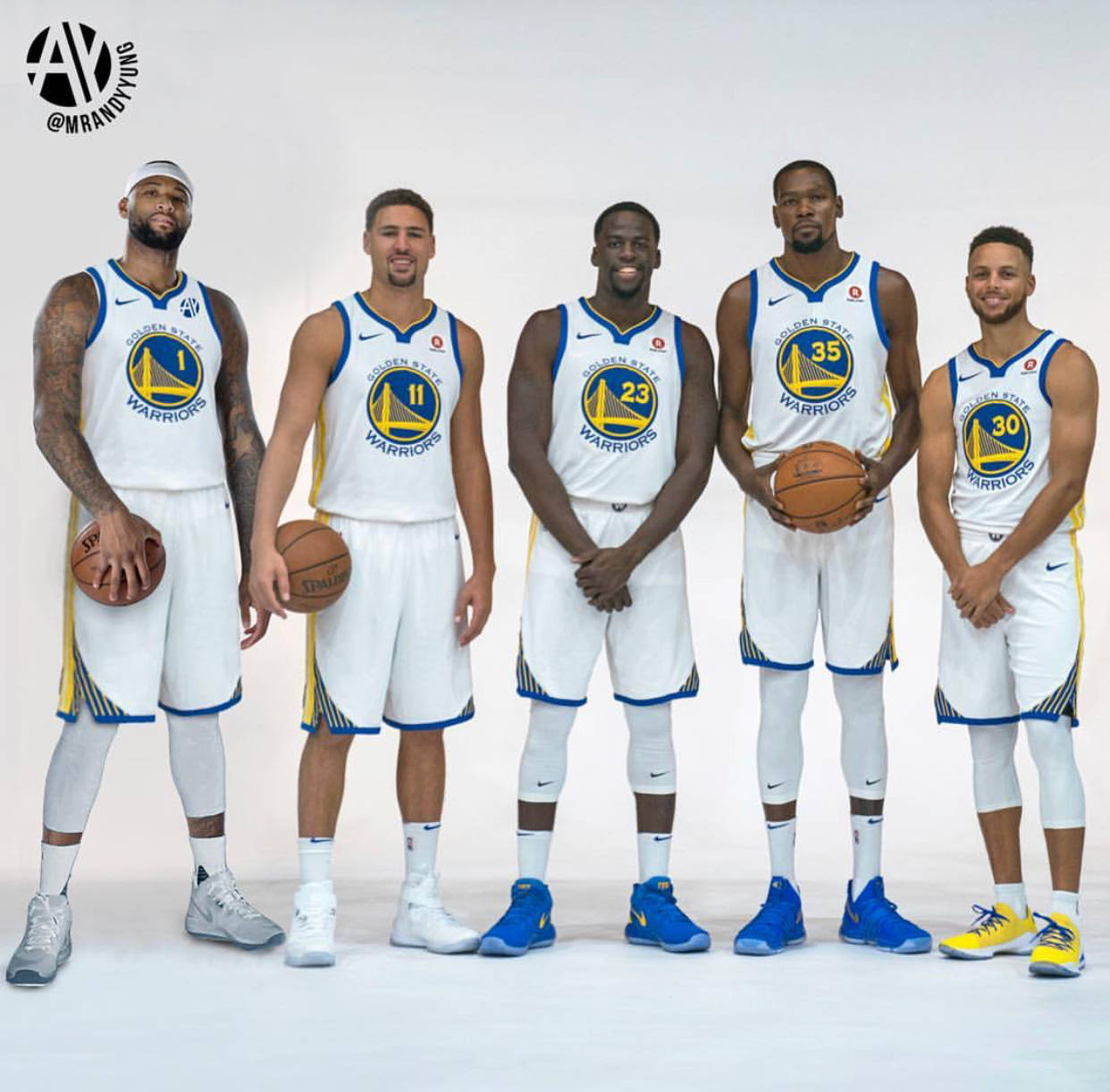 前锋单场双响，全场瞩目（前锋梅开二度，全场焦点）