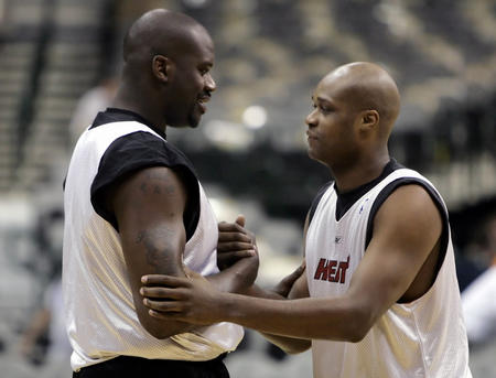 皇马推出漫威联名服饰，弗兰和卡雷拉斯进行了上身体验（皇马发布漫威联名系列，弗兰与卡雷拉斯试穿亮相）