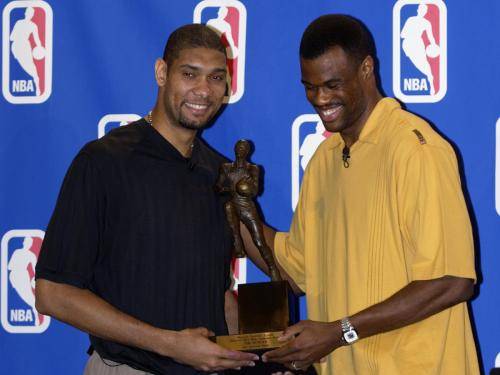 每体：法兰克福球迷有1000人无门票想混进场，被安保当时驱离（每体：约千名法兰克福无票球迷欲闯入球场，遭安保现场驱散）