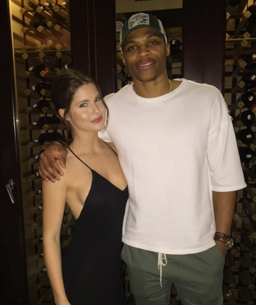 欧联比赛中一球员嘲讽对手鼻子形状，多名队友上前打抱不平（欧联赛场突发口角 球员讥讽对手鼻型 多名队友上前力挺）