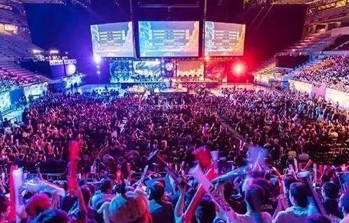 错失良机！曼联前场2打1，阿玛德半空门打飞！